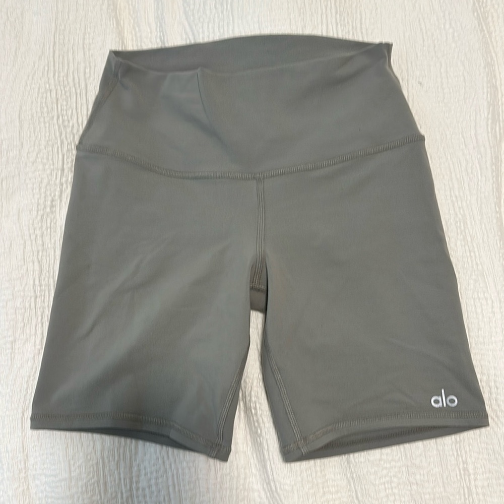 Alo yoga airbrush bike shorts size small army green